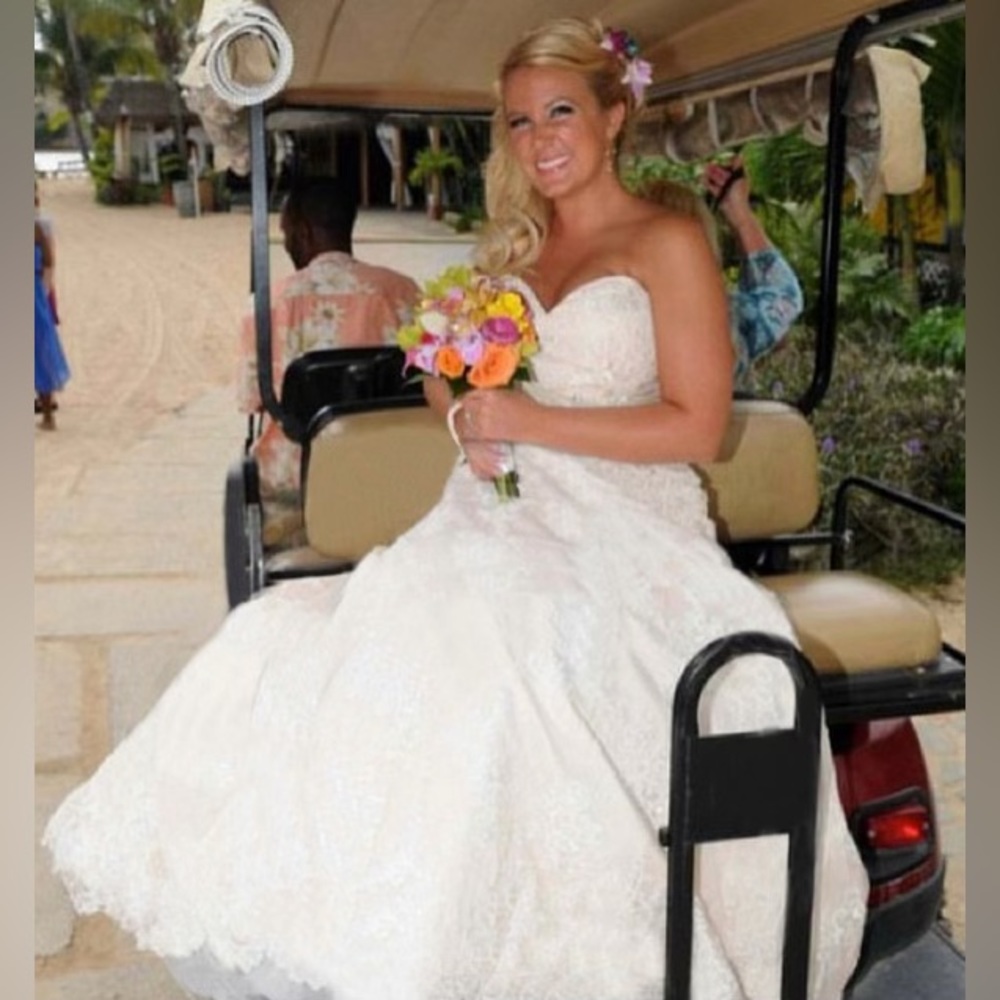 Allure Bridal Lace Ivory Gown Size 10 Style 2569